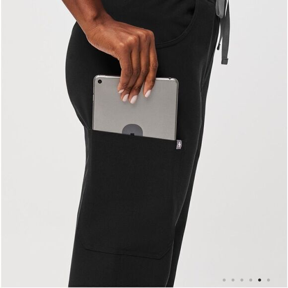 EXCELLENT CONDITION WOMEN’S FIGS KADE CARGO NAVY SCRUB PANTS SIZE 4XL - Picture 3 of 12